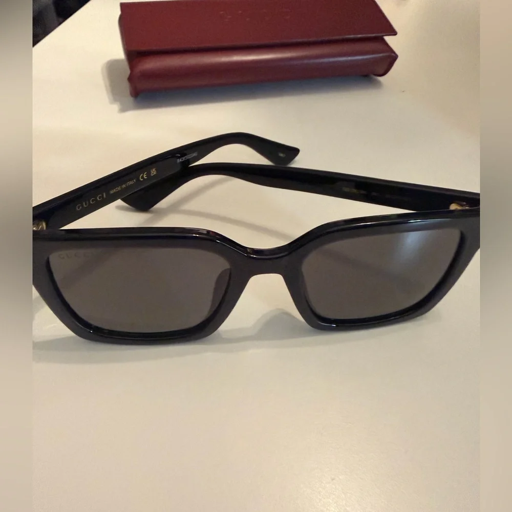 GUCCI
GG1582SK 001 | BLACK - Picture 3 of 10